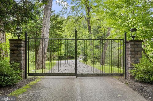 1240 Arrowmink Rd, Ithan, PA 19085-2128