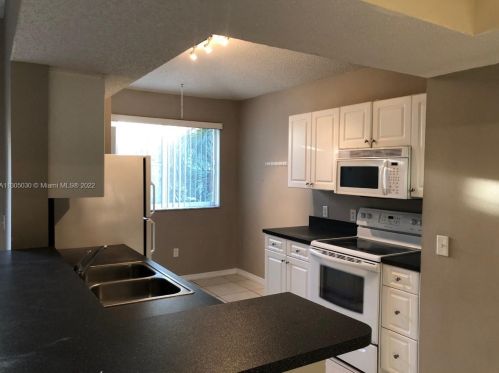 9610 2nd St, Hollywood, FL 33024-6275