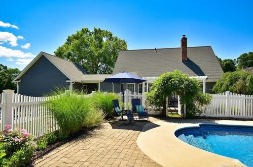 4 Lookout Lndg, Ellington CT  06029-2543 exterior