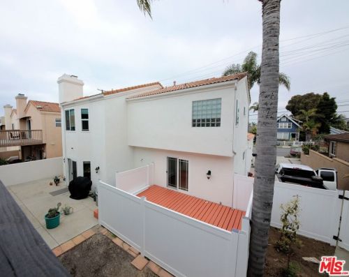 218 Indianapolis Ave, Huntington Beach CA 92646-5043 exterior