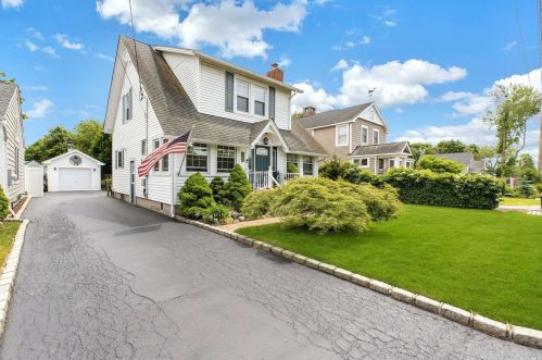 77 Rollstone Ave, West Sayville NY  11796-1309 exterior