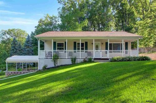 300 Oakbrook Dr, Cross Roads, PA 17322-9422