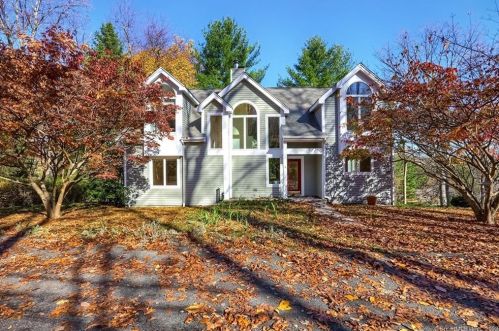 1 Breeze Hill Rd, Danbury, CT 06811-4610