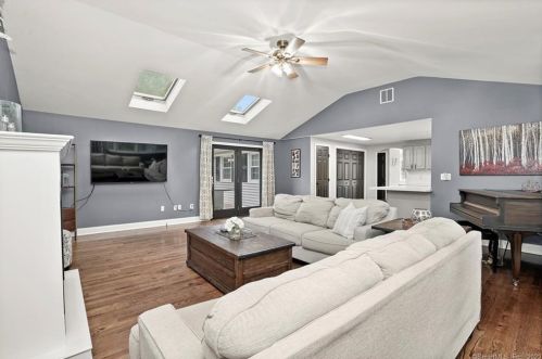 33 Windsor Rd, Huntington CT 06484-5022 exterior