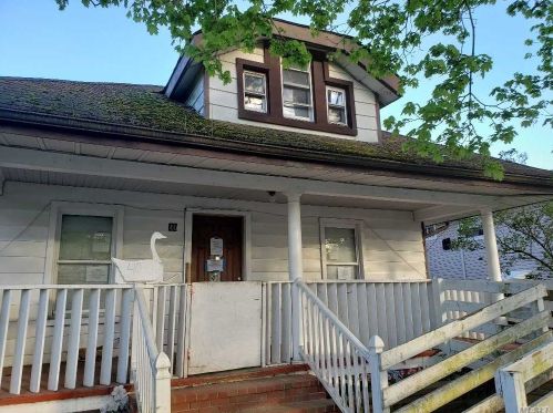 40 4th Ave, Westbury, NY 11590-2606