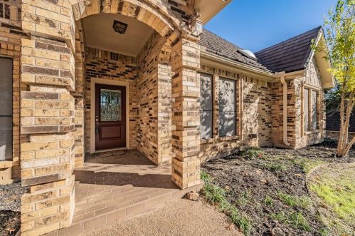 3104 Woodridge Dr, Hurst, TX 76054-2004
