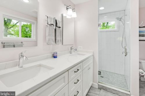 6917 Kingwood Dr, Falls Church VA  22042-3809 exterior