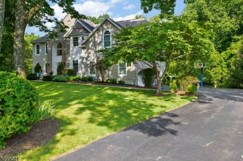 12 Stacey Ct, Sparta NJ  07871-1000 exterior