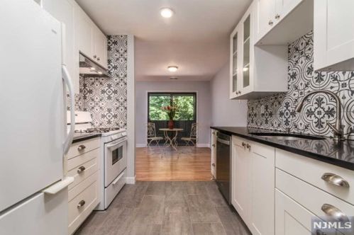 1202 Hilltop Rd, Mahwah NJ  07430-2289 exterior