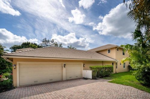 111 Charleston Oaks Dr, Fort Pierce, FL 34983-3345