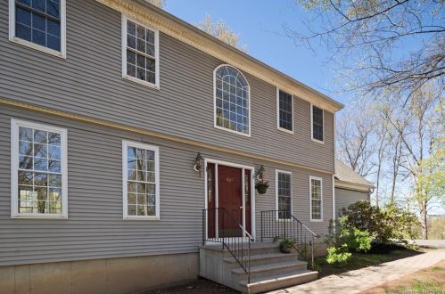 1004 East St, Middletown, CT 06457-1713