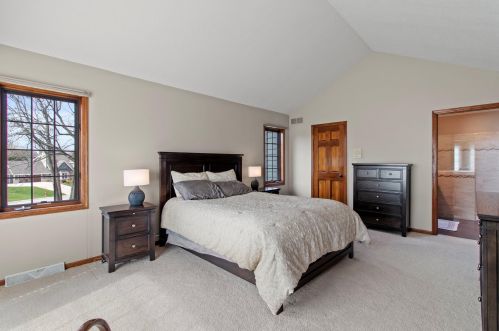 4580 Sommerset Dr, Waukesha WI  53151-6876 exterior