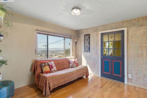 7950 Hillmont Dr, Oakland CA  94605-3521 exterior