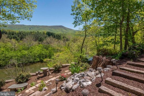 160 Manor Dr, Edinburg VA  22824-3579 exterior