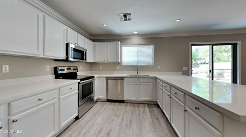 3118 79th Dr, Phoenix, AZ 85043-1485