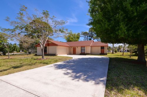 2141 Triumph Rd, Fort Pierce, FL 34952-4864
