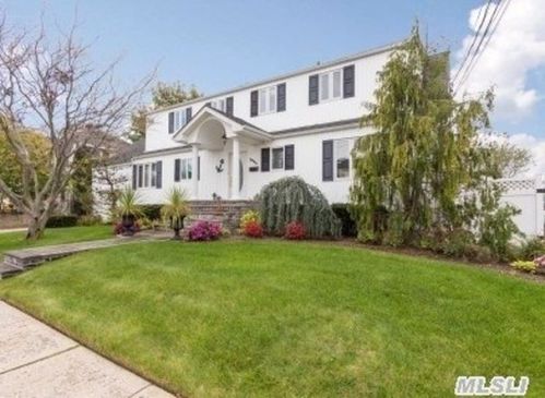 3904 Beacon Rd, Seaford, NY 11783-3601