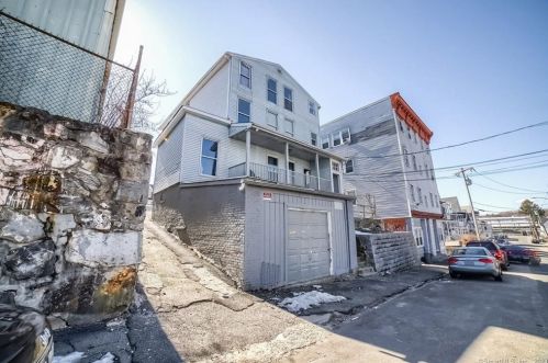136 Locust St, Waterbury, CT 06704-3635