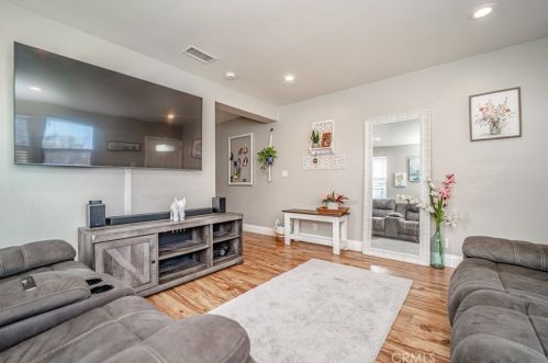 82 49th St, Long Beach, CA 90805-6733