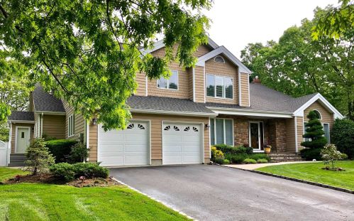 3 Cori Ln, Bohemia, NY 11716-3413