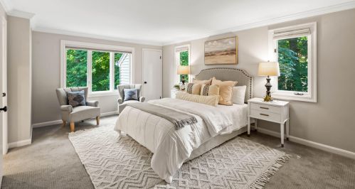 7607 Lake Dr, Milwaukee WI  53217-2909 exterior