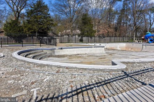 1512 Sadlers Wells Dr, Herndon VA  20170-2838 exterior