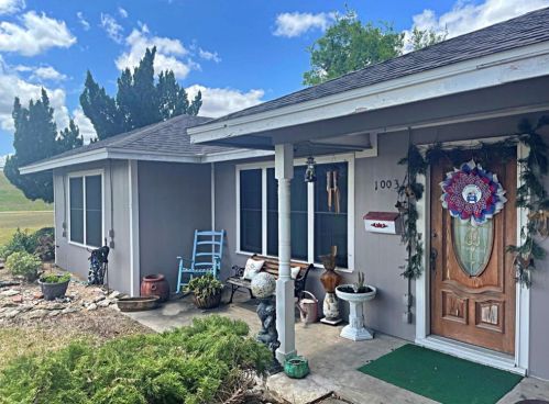 1003 Kleas St, Edna, TX 77957-2138