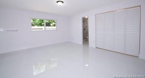 1124 70th Pl, Hialeah FL  33014-5113 exterior