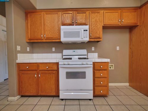 1062 Schadeck St, Manteca CA  95336-5956 exterior