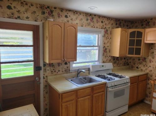 1016 2nd St, New Hyde Park NY  11040-2837 exterior