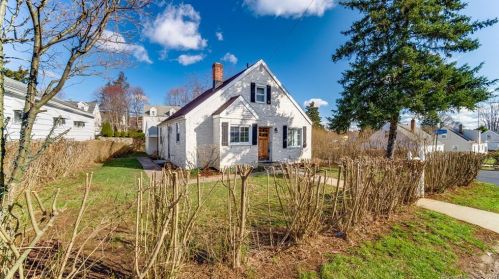 6 Benson St, Bridgeport, CT 06606-4904