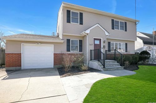 149 Houston St, North Lindenhurst, NY 11757-5324
