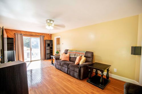 208 Lawrence Rd, Salem NH  03079-3905 exterior