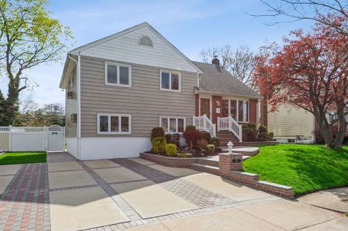 15 Spencer Dr, Bethpage, NY 11714-6109