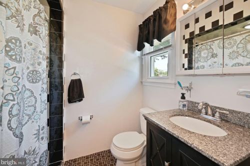 210 Wayne Dr, Riverton NJ  08077-3843 exterior