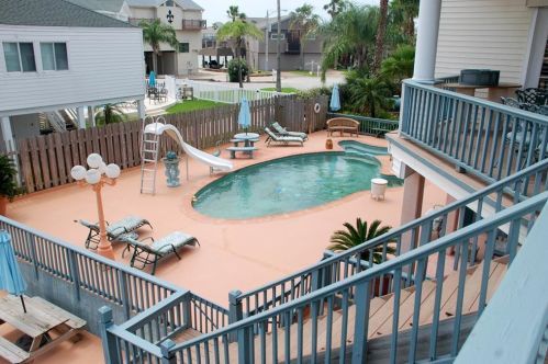 1614 Castaway St, Galveston, TX 77554-6126