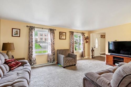 636 Vance Dr, New Kensington, PA 15068-3330