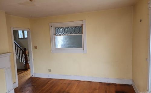 38 Crescent Pl, Middletown NY  10940-5627 exterior