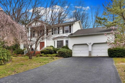 29 Seward Dr, Tinton Falls, NJ 07712-3744