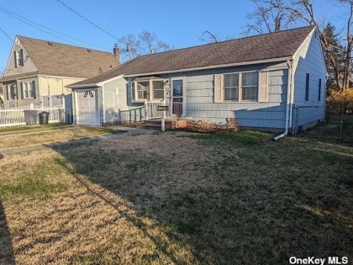 702 Densfield Rd, Babylon, NY 11704-7108