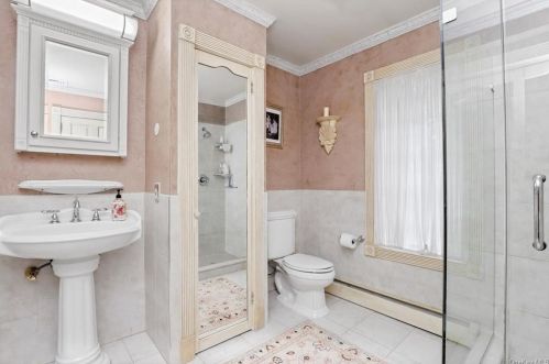 471 Bonnie Ct, Yorktown Hgts NY  10598-2001 exterior