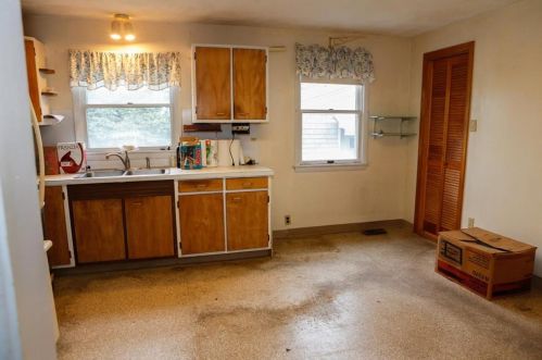 28 Manor Dr, South Kingstown RI  02882-5412 exterior