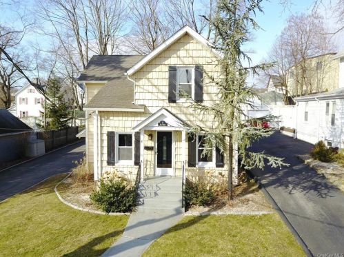 3 Elm St, Pleasantville, NY 10570-3103