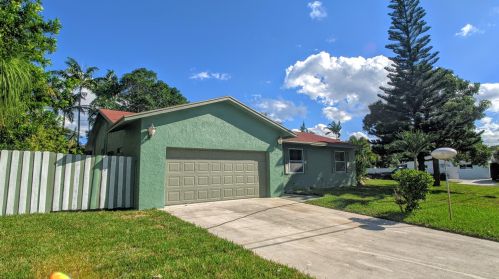 2888 Seacrest Blvd, Boynton Beach FL  33435-7935 exterior
