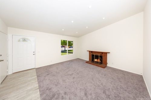 21912 Grovepark Dr, Santa Clarita, CA 91350-1618