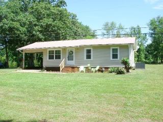 281 Oakwood Dr, Decaturville, TN 38329-4804
