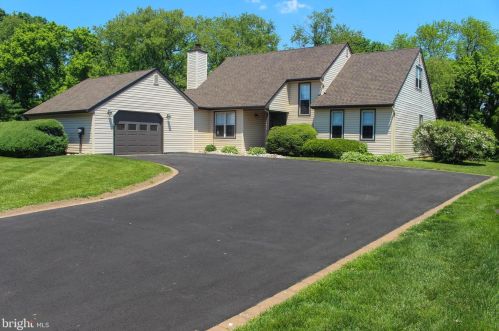 1825 Whitebriar Rd, Southampton, PA 18966-4557