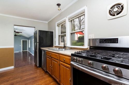 37 Candle Hill Rd, Danbury CT  06812-2409 exterior