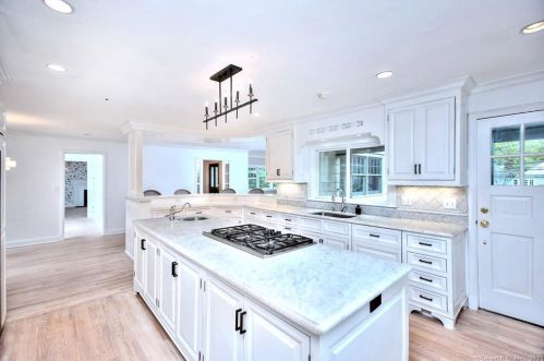 18 Silver Brook Rd, Westport CT  06880-1523 exterior