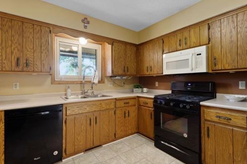 7741 Banks Ct, Inver Grove Heights MN  55077-5810 exterior